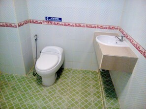 Ducha, artículos de higiene personal gratuitos y toallas
