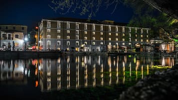 숙박 시설 정면 - 저녁/밤