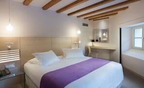 Premium bedding, minibar, in-room safe, desk - Hydrama Grand Hotel (Drama)