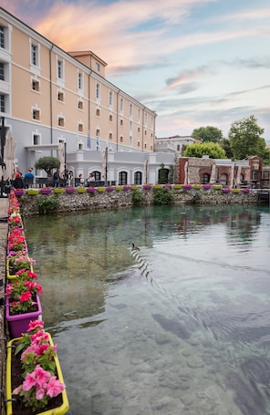 Fachada de la propiedad por la tarde o noche. Hydrama Grand Hotel