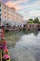 Fachada de la propiedad por la tarde o noche