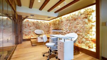 Couples treatment rooms, sauna, hot tub, steam room, body treatments
