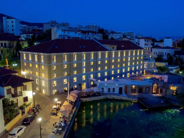 Un hotel de varios pisos con un patio y una piscina.
