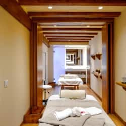 Salas de tratamiento para parejas, sauna y tina de hidromasaje