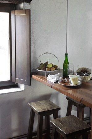 Basic Quadruple Room | Living area | Flat-screen TV