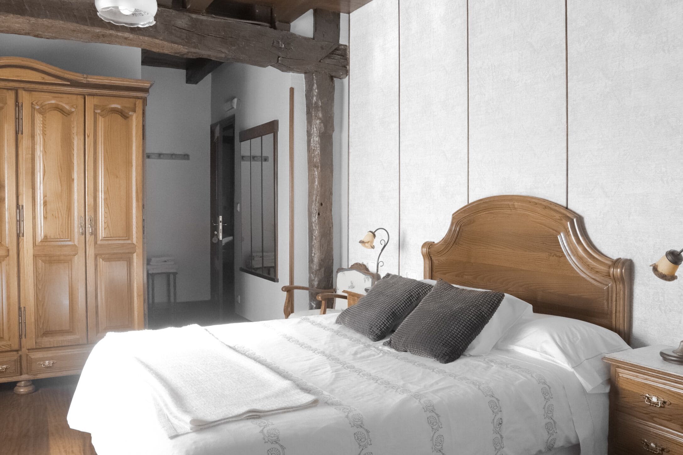 Habitación cuádruple básica | Decoración individual, mobiliario individual, escritorio