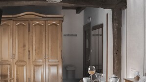 Basic Quadruple Room | Desk, laptop workspace, soundproofing, WiFi (free) - Arriola Txiki (Deba)