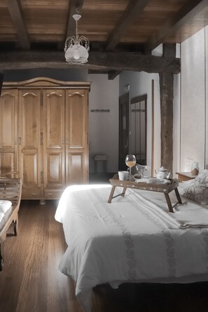 Basic Quadruple Room | Individually decorated, individually furnished, desk, laptop workspace