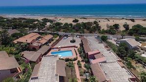A coastal resort with a swimming pool, beach access, and terraced buildings. - Residence del Mare - Case Sicule (Ispica)