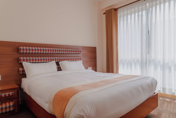 Premium bedding, desk, free WiFi