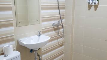 Standard Twin Room | Bathroom | Shower, free toiletries, towels