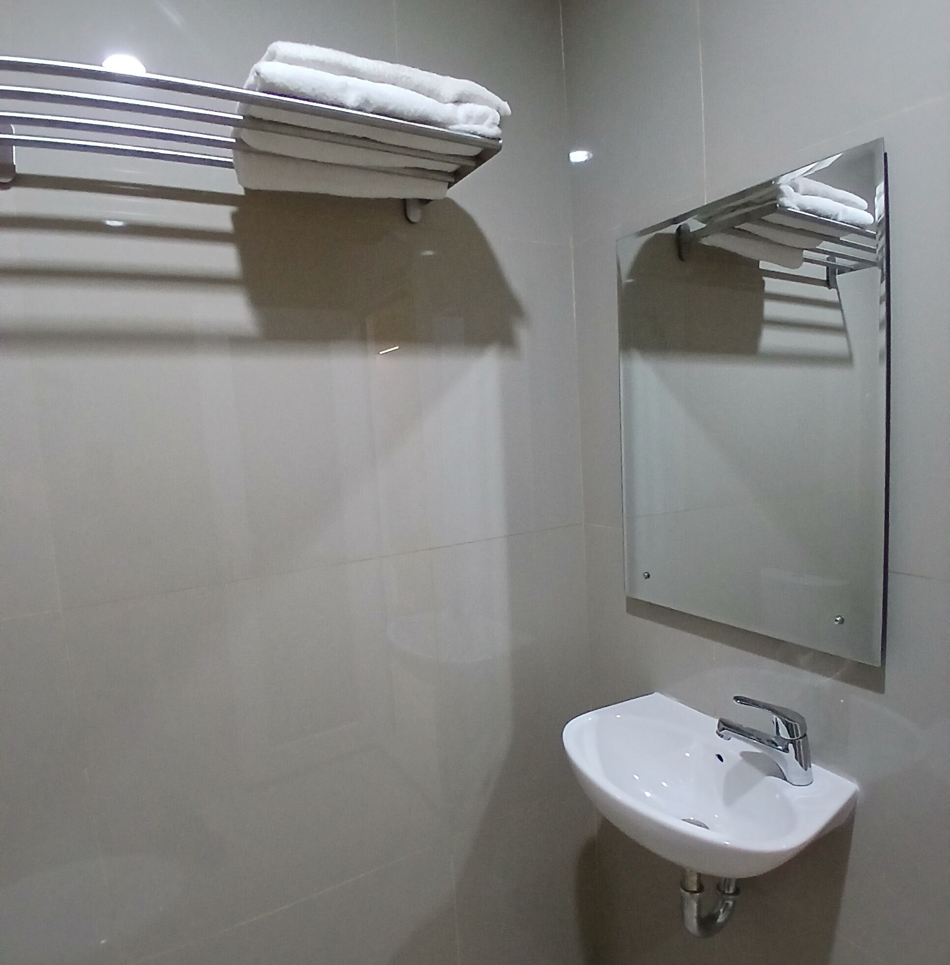 Kamar Double Deluks | Kamar mandi | Shower, perlengkapan mandi gratis,  dan handuk
