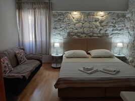 Desk, soundproofing, free cots/infant beds, free WiFi
