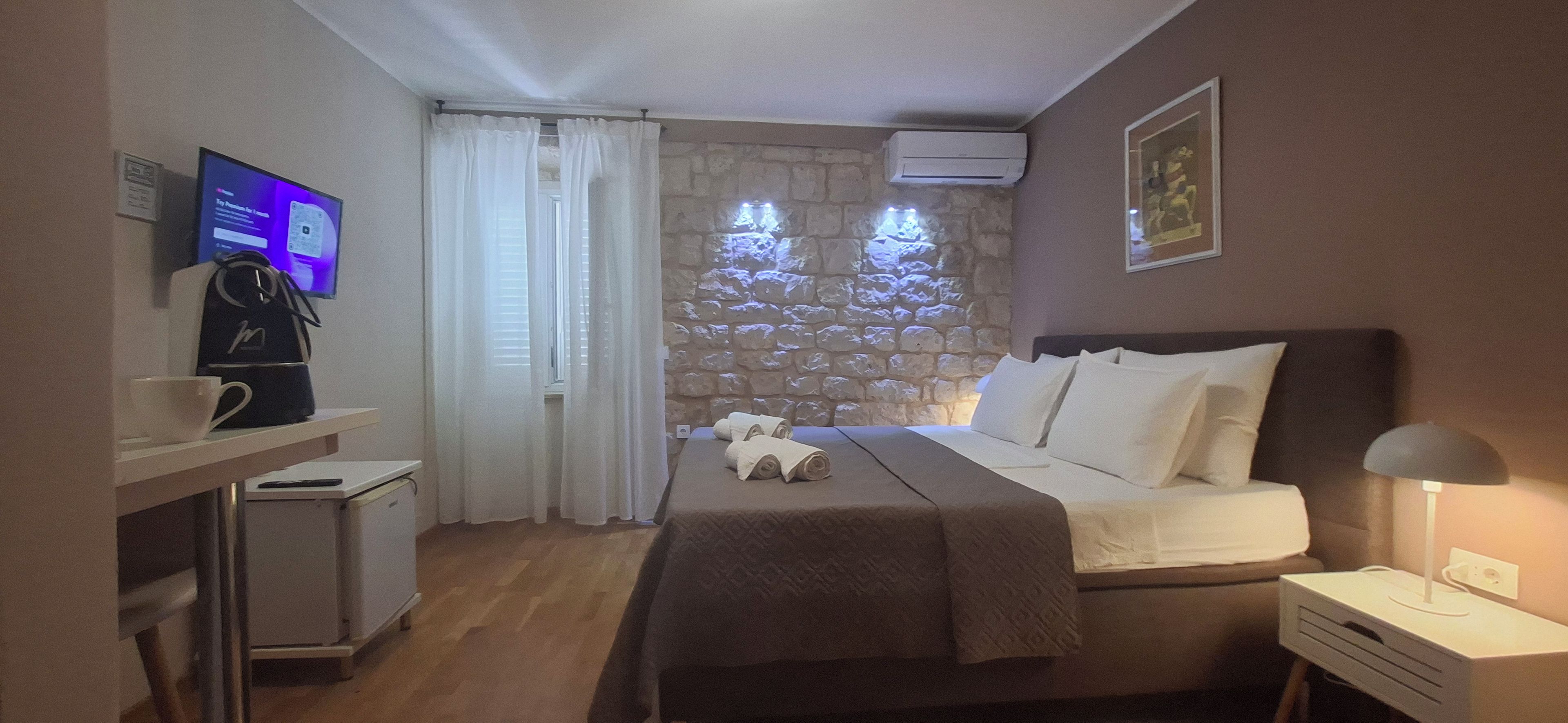 Classic Double Room, City View | Desk, soundproofing, cribs (free), WiFi (free)