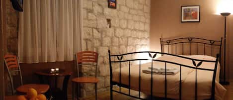 Quarto casal, vista para a cidade | Escrivaninha, quartos à prova de som, berços grátis, Wi-Fi de cortesia