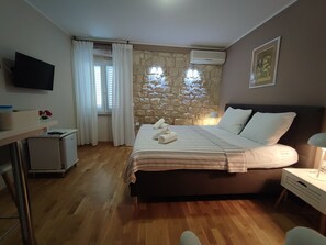 Double Room, City View | Desk, soundproofing, free cribs/infant beds, free WiFi