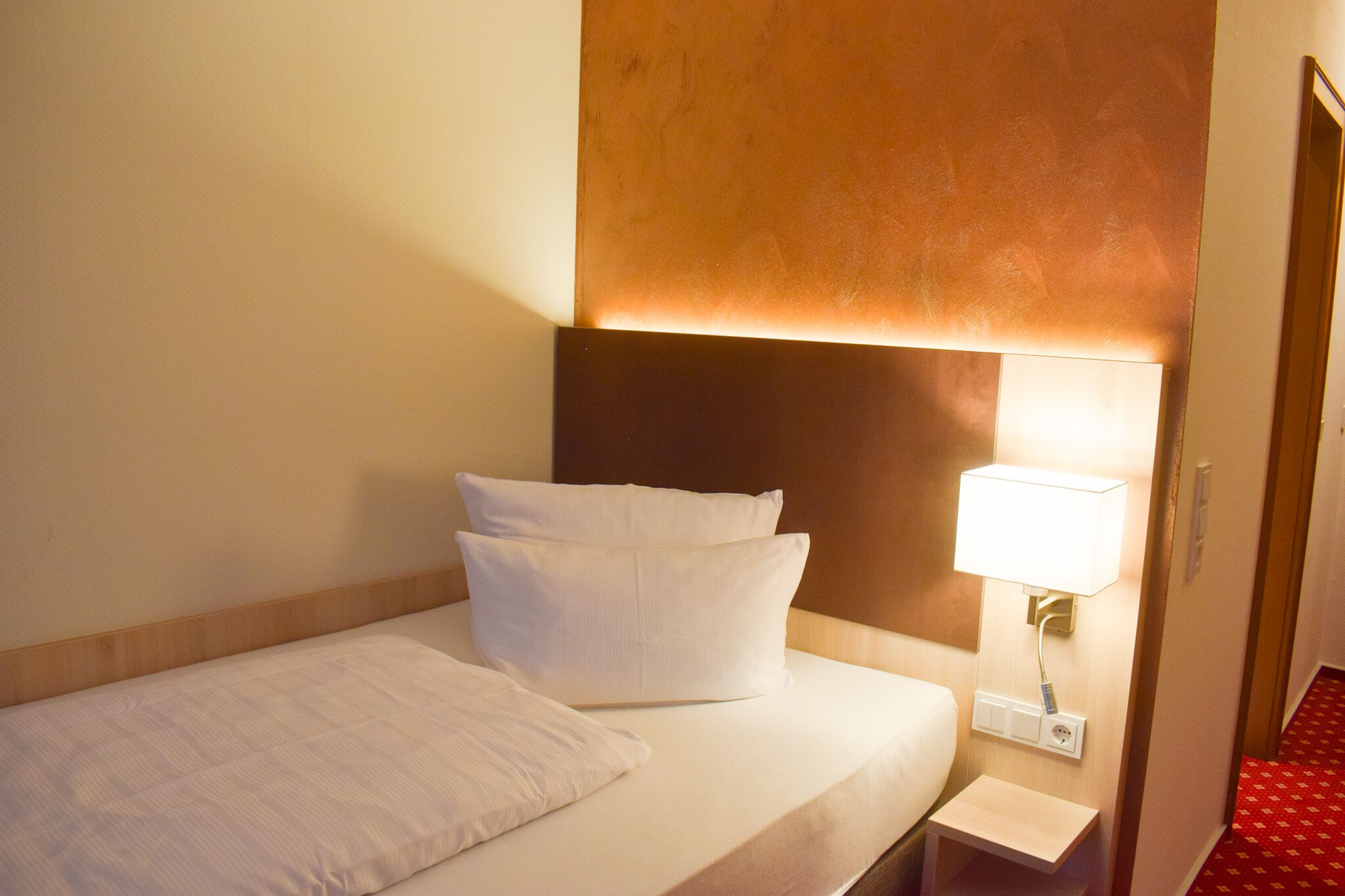 comfort single room | in-room safe, desk, free wifi, bed sheets