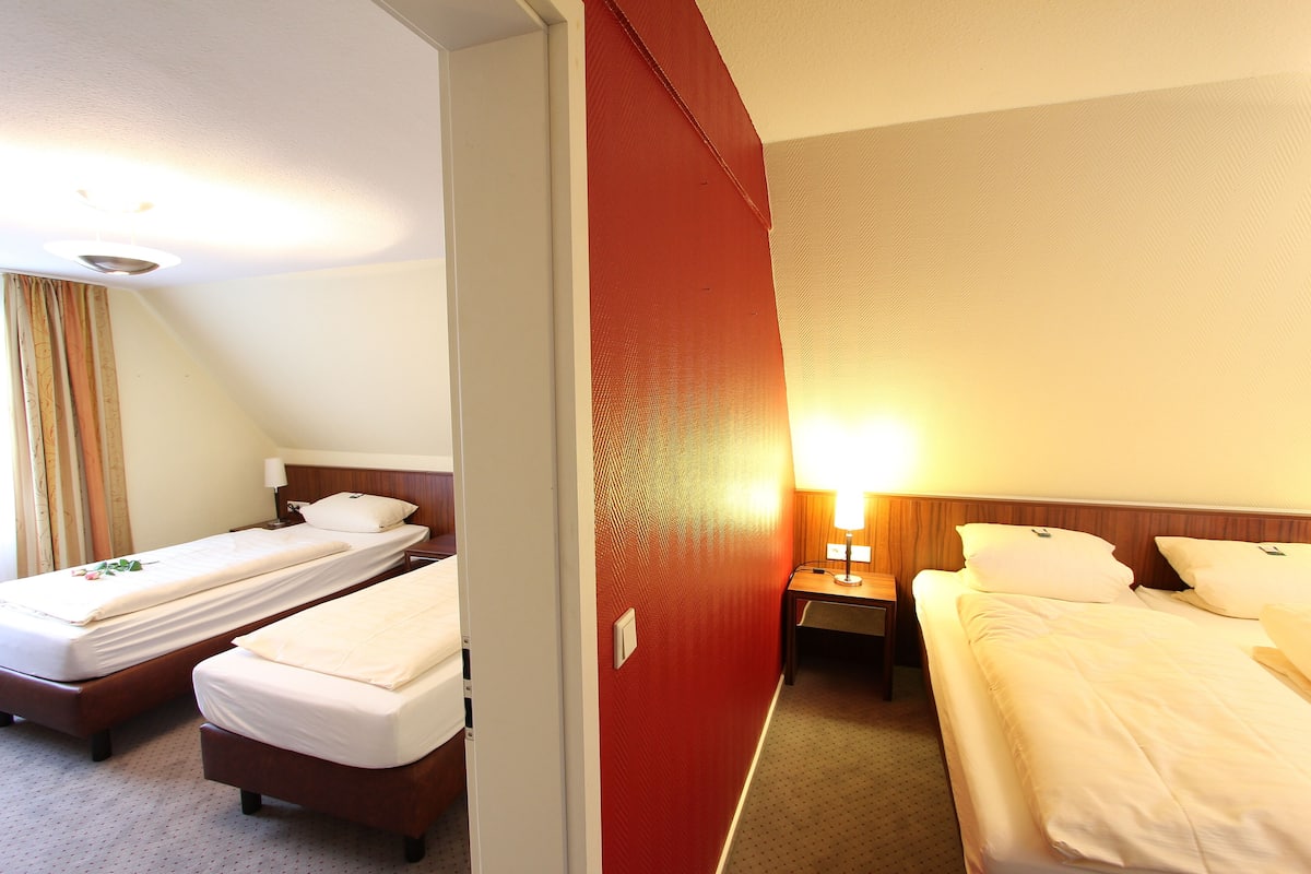 Family Room | In-room safe, desk, free WiFi, bed sheets