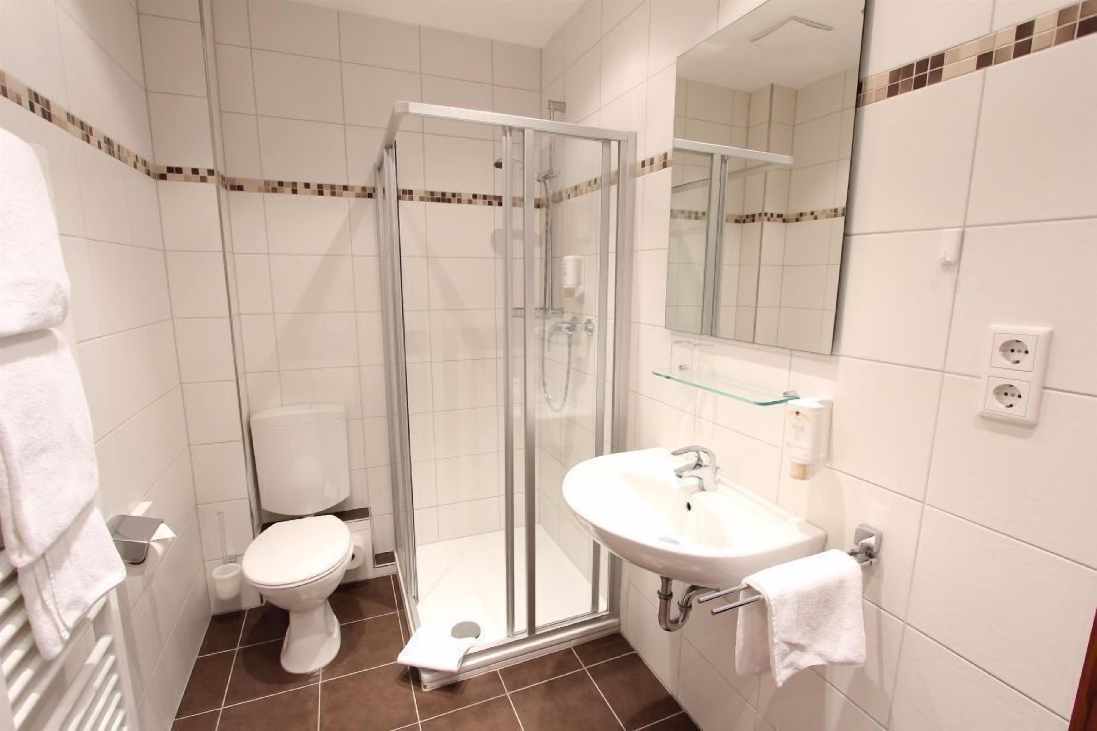 junior suite | bathroom | shower, free toiletries, hair dryer, towels