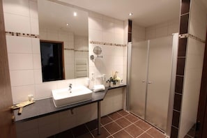 Dusche, kostenlose Toilettenartikel, Haartrockner, Handtücher