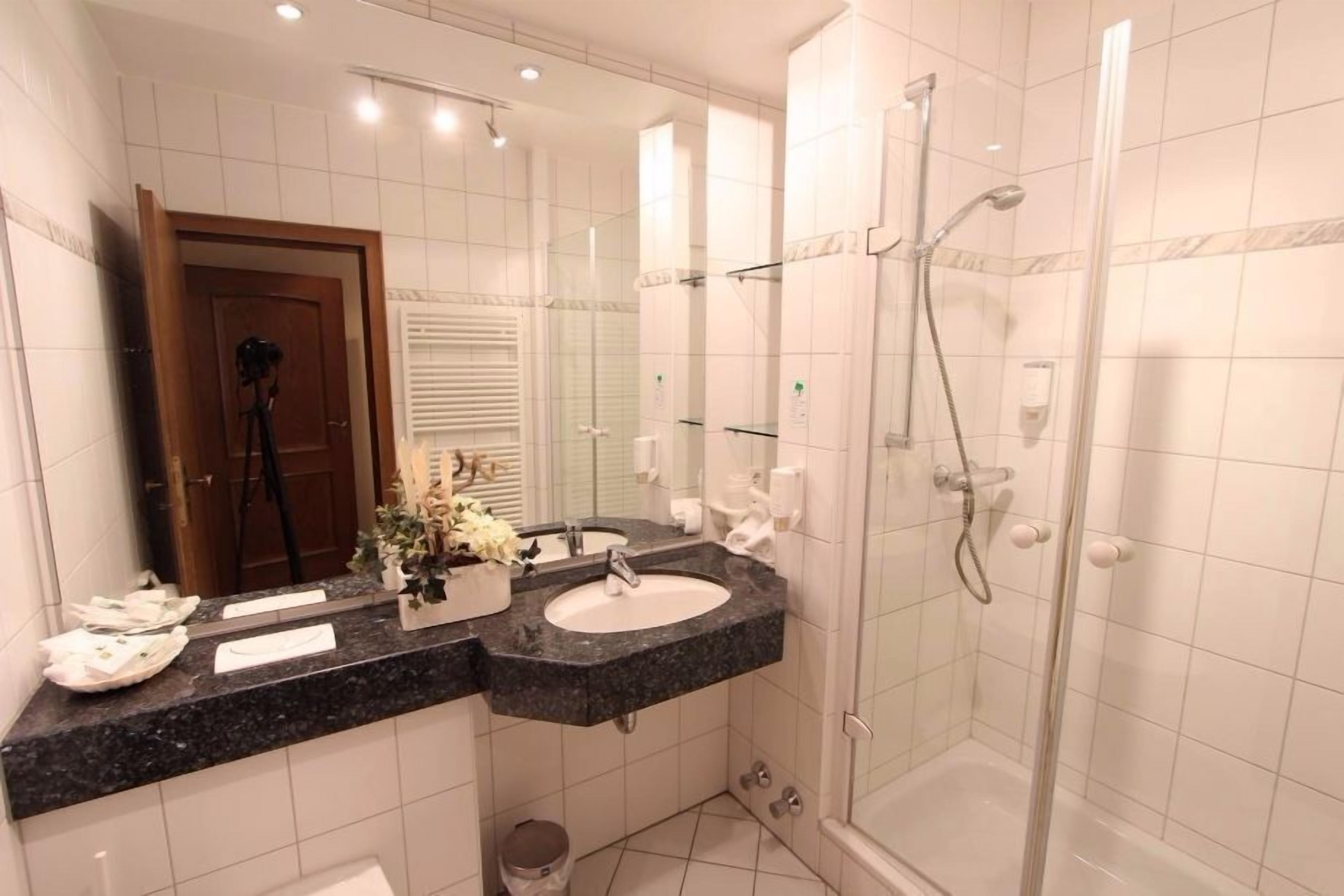 comfort single room | bathroom | shower, free toiletries, hair dryer, towels