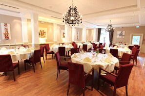 Breakfast and dinner served, Regional cuisine - Akzent Hotel Jonathan (Lippstadt)