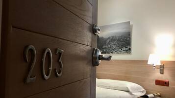 10 bedrooms, desk, blackout drapes, free WiFi