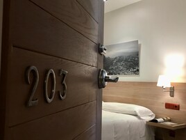10 habitaciones, escritorio, cortinas blackout y wifi gratis 