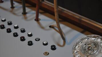 Un panneau de commande doté de divers boutons et d’un sélecteur rotatif.