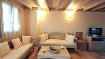 Comfort Condo, 2 Bedrooms, Kitchen, Garden Area | Living room | 32-inch flat-screen TV with satellite channels, Smart TV