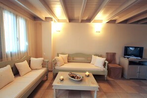 Comfort Condo, 2 Bedrooms, Kitchen, Garden Area | Living room | 32-inch flat-screen TV with satellite channels, Smart TV