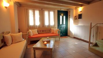 Nhà dành cho gia đình, 2 phòng ngủ, quang cảnh vườn | Khu phòng khách | TV màn hình phẳng 32-inch có truyền hình vệ tinh, Smart TV