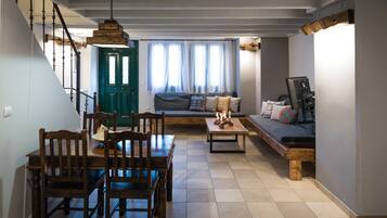 Nhà có thiết kế đặc sắc, 2 phòng ngủ | Khu phòng khách | TV màn hình phẳng 32-inch có truyền hình vệ tinh, Smart TV