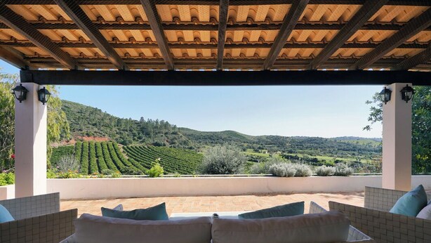 A covered outdoor seating area with a view of a vineyard. - Vale Fuzeiros Nature Guest House (Silves)