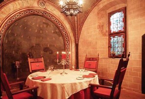 Breakfast and dinner served - Castello di Pavone (Pavone Canavese)