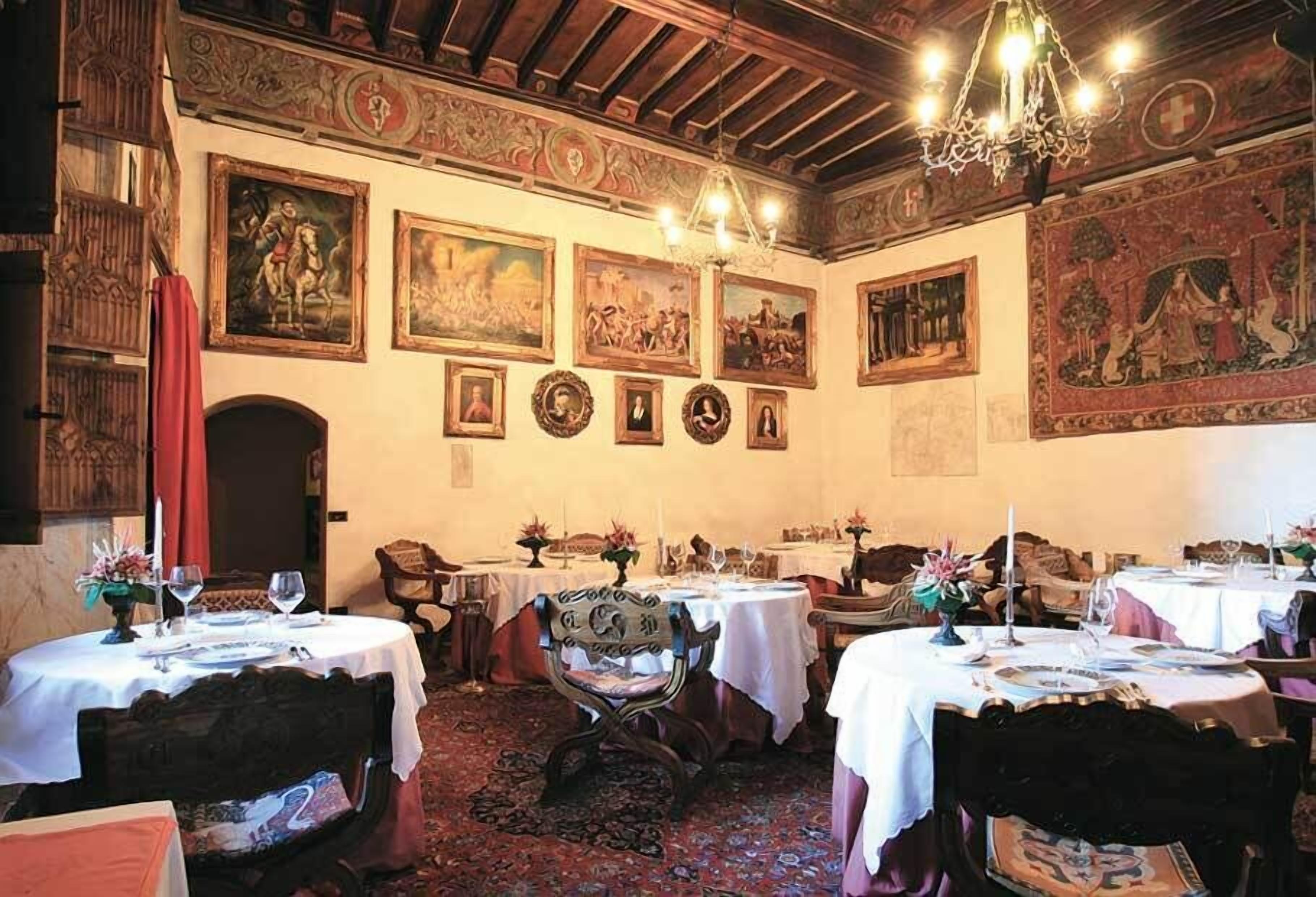 Petit déjeuner et dîner servis sur place