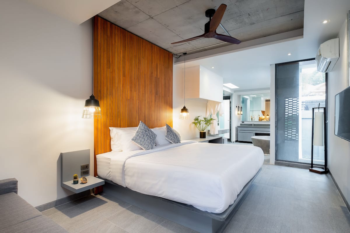 Een gratis minibar, een kluis op de kamer, een bureau