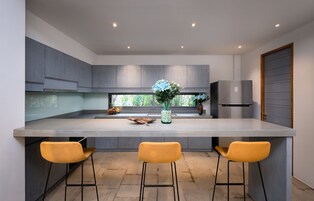 Refrigerador con freezer, microondas, horno, placa de cocina