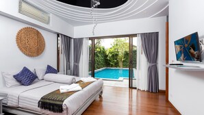 Une chambre moderne avec un grand lit, une vue sur une piscine et un plafond au design original.