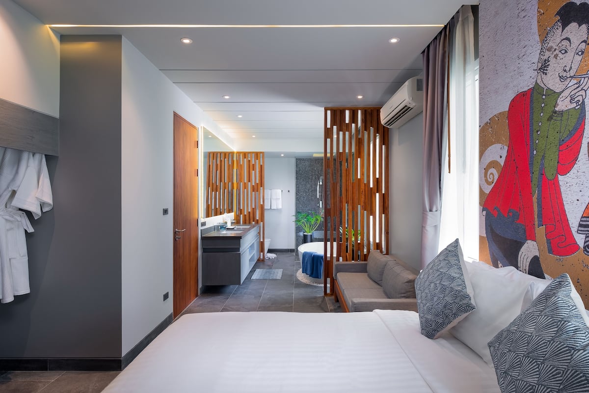Villa Chuan Chom - 3 Bedrooms Private Pool Villa | Een gratis minibar, een kluis op de kamer, een bureau