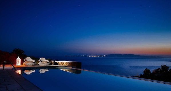 Outdoor pool, sun loungers - Vega Apartments (Tinos)