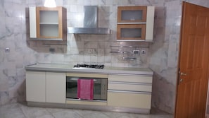 City-Apartment, 3 Schlafzimmer, Balkon, Stadtblick | Eigene Küche | Großer Kühlschrank, Mikrowelle, Ofen, Herdplatte