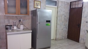 City-Apartment, 3 Schlafzimmer, Balkon, Stadtblick | Eigene Küche | Großer Kühlschrank, Mikrowelle, Ofen, Herdplatte