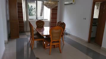 Departamento urbano, 3 habitaciones, balcón, vista a la ciudad | Servicio a la habitación