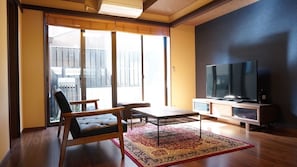 Town House | Living area | TV