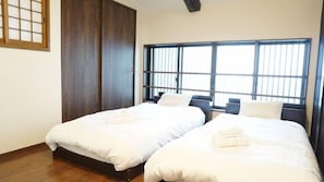 Town House | Soundproofing, free wired internet, bed sheets