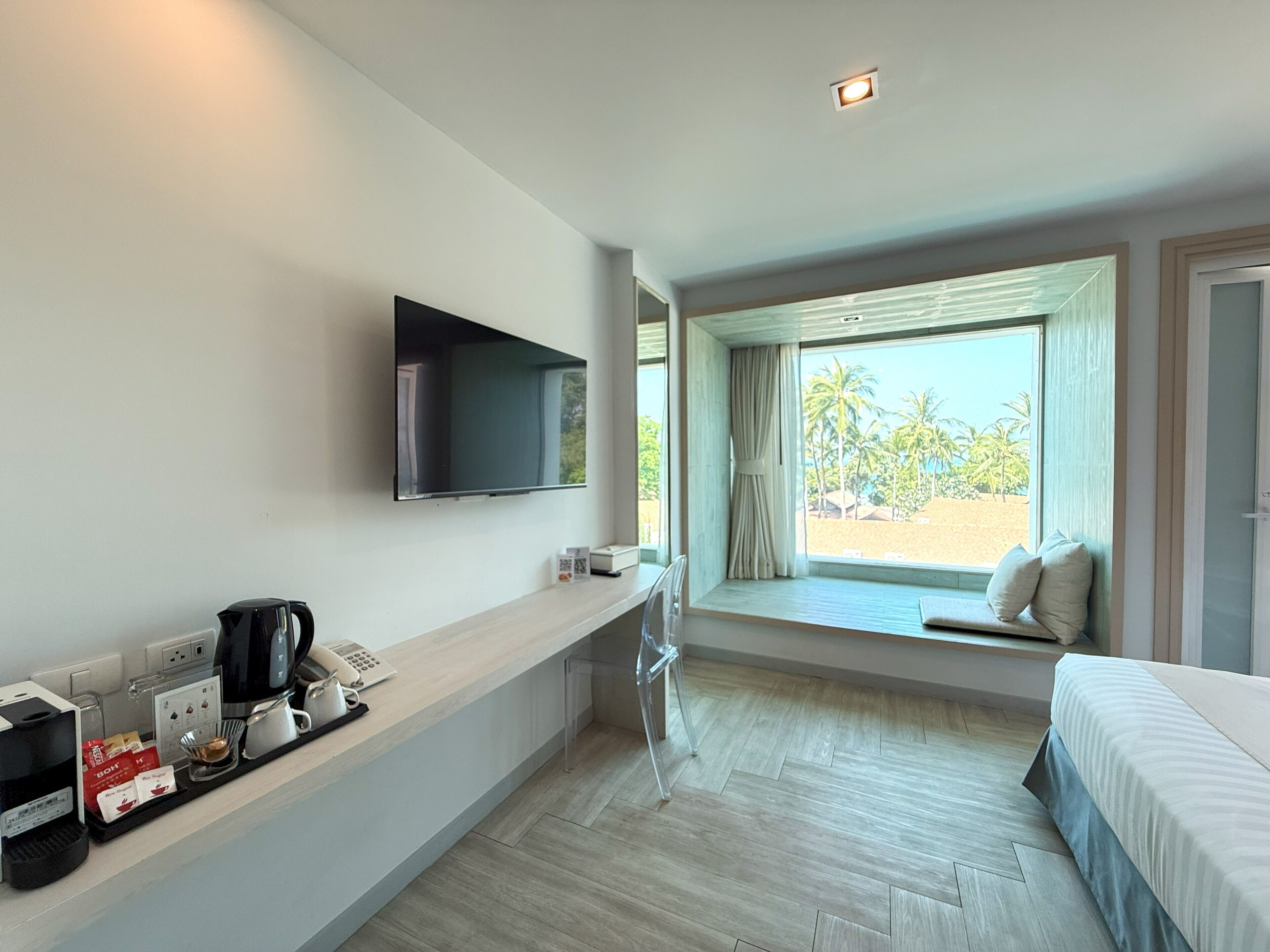 deluxe double room, partial sea view | in-room safe, desk, blackout curtains, soundproofing