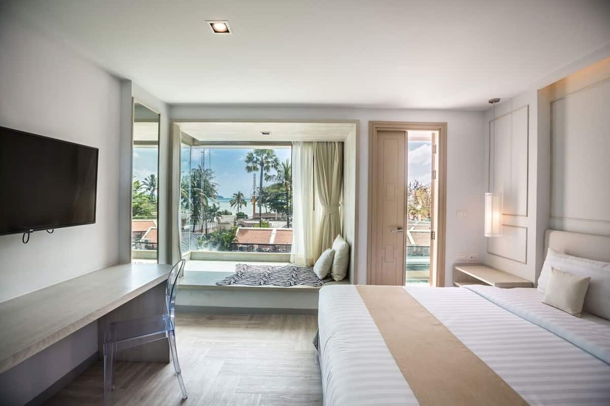 Safe på rommet, skrivebord, blendingsgardiner og lydisolert