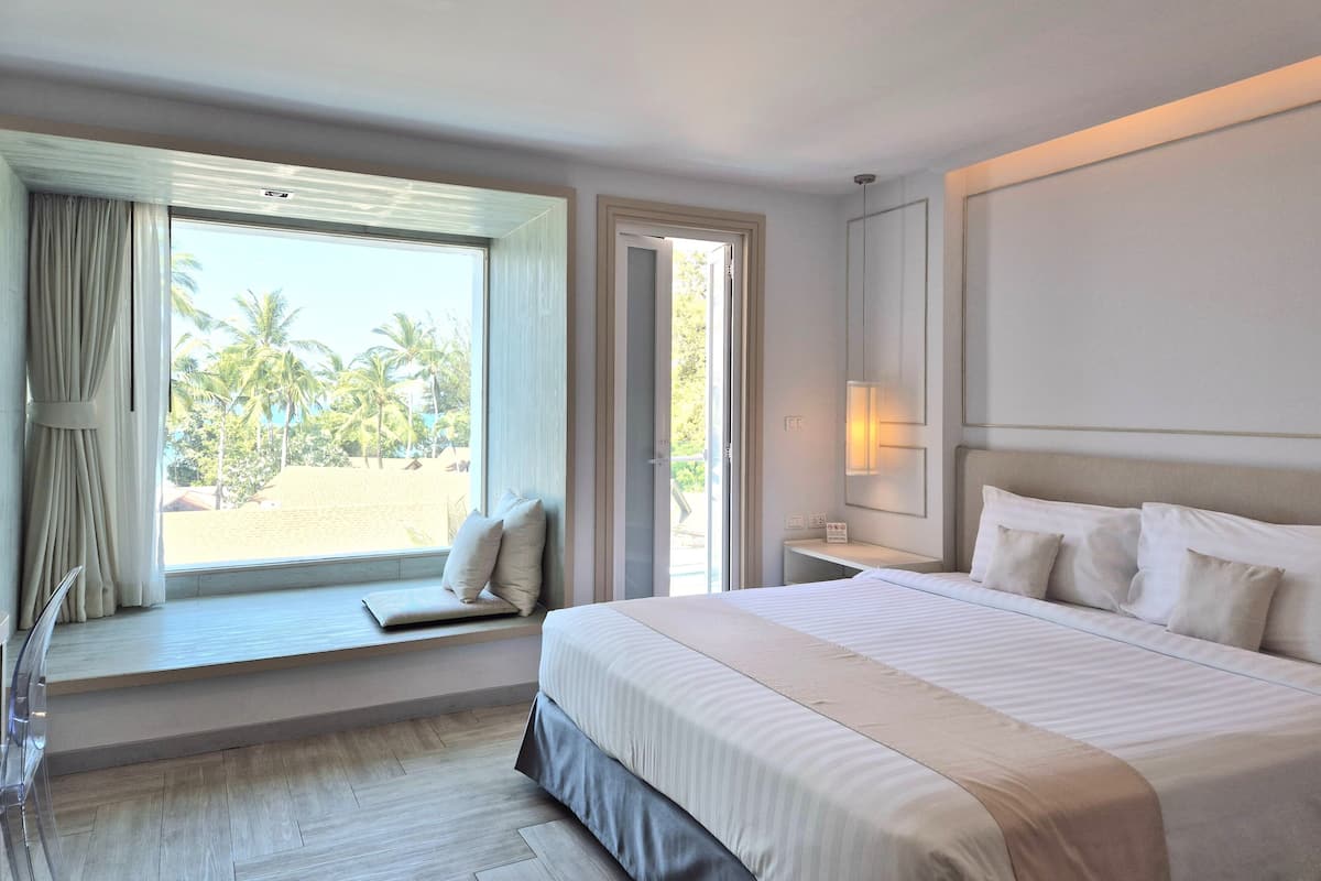 Deluxe Sea Side | In-room safe, desk, blackout drapes, soundproofing