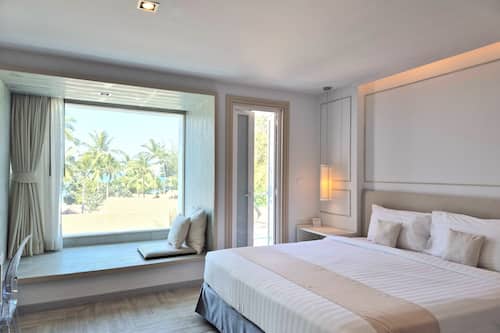 Habitación Deluxe doble, vistas parciales al mar | Caja fuerte, escritorio, cortinas opacas y sistema de insonorización